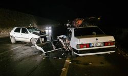 Kütahya'da iki otomobil kafa kafaya çarpıştı, yaralılar var