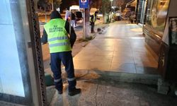 Kütahya’da bulvar üzerinde akşam saatlerinde temizlik çalışması
