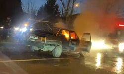 Kütahya'da seyir halindeki otomobil alev topuna döndü