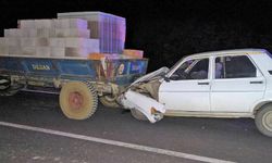 Uşak’ta traktör römorkuna çarpan otomobilde 3 kişi yaralandı