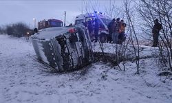 Afyonkarahisar’da minibüs tarlaya devrildi: 5 yaralı