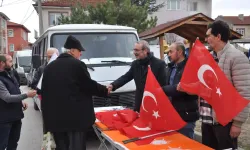 AK Parti Kütahya, vatandaşlara Türk Bayrağı dağıttı