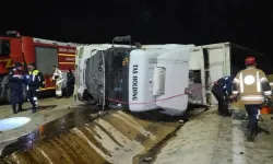 İnegöl’de talaş yüklü tır devrildi: Sürücü hayatını kaybetti