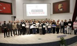 Kütahya’da geleceğin köşe yazarları ödüllendirildi