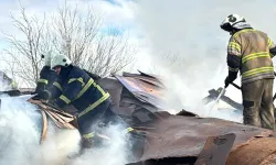 Kütahya'da mobilya atık deposunda çıkan yangına müdahale ediliyor