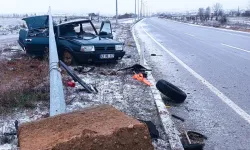 Kütahya'da otomobil aydınlatma lambası direğine çarptı