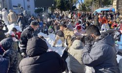 Manisa'da çocuklar kamyonlarla getirilen karda eğlendi