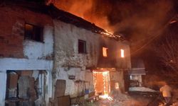 Uşak’ta iki katlı evde yangın: karı koca dumandan etkilendi