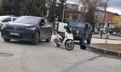 Kütahya’da otomobil ile motokurye çarpıştı