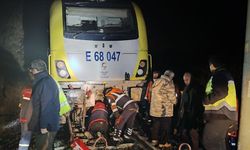 Balıkesir'de yolcu treninin lokomotifi raydan çıktı