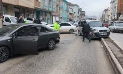 Kütahya’da üç aracın karıştığı zincirleme kaza