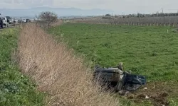 Manisa’da devrilen otomobildeki iki kişi yaralandı