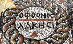 3 bin yıllık antik kentte "kıskanan çatlasın" yazılı mozaik bulundu
