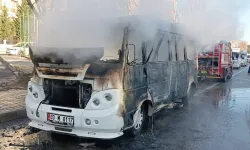 Afyonkarahisar'da seyir halindeki minibüs alev aldı