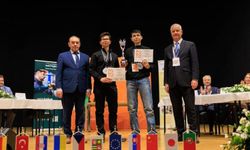 Bursalı öğrenciler robotik yarışmada dünya ikincisi oldu