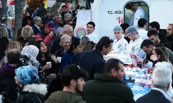 İzmirli lise öğrencileri iftara yetişemeyenlere yemek dağıttı