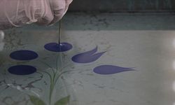 Kadın eliyle yaşatılan ebru sanatı gençlere aktarılıyor