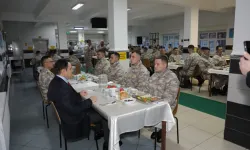 Kütahya Valisi Işın, Mehmetçik ile iftar yaptı