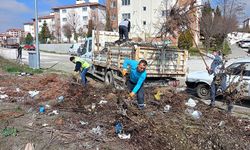 Kütahya’da boş arazideki çöpler toplandı