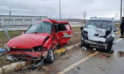 Kütahya'da iki araç çarpıştı, yaralılar var