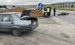 Kütahya’da motosiklet otomobile çarptı, sürücü ölümden döndü