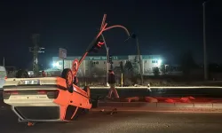 Kütahya’da otomobil trafik lambalarına çarpıp devrildi