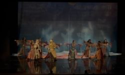 Bursa’da “Çınarın Gölgesinde” tiyatro oyunu sahnelendi