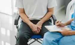 Genç erkeklerin hafife almaması gereken tehlike: Varikosel