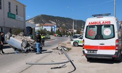 Kütahya’da aydınlatma direğine çarpan otomobil takla attı