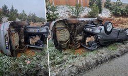 Kütahya'da iki otomobil yan yana devrildi