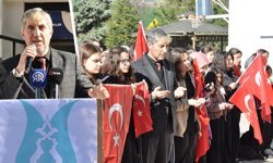 Kütahya’da öğrenciler, hayatını kaybeden öğretmen ve öğrencileri unutmadı