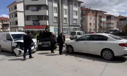 Kütahya’da üç araçlık kaza, maddi hasar oluştu