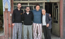 Manisa Demirci’de terzi Yaşar Öztemel nostaljik çizgili pijamaları yaşatıyor