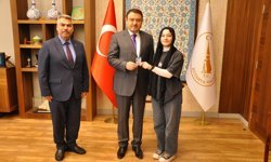 Mesai arkadaşımız basın kartını Kütahya Valisi Işın’dan aldı