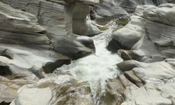 Uşak Taşyaran Vadisi suyun şekillendirdiği kayalarıyla ilgi görüyor