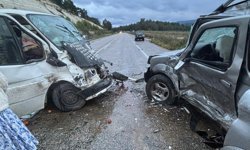 Aydın Karacasu’da minibüs ile pikap çarpıştı 5 yaralı