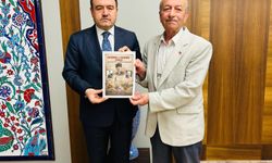 Kütahya Valisi Işın'a tarihi mücadele kitabı hediye edildi