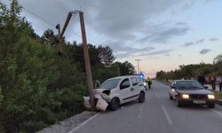 Kütahya'da araç elektrik direğine çarptı, elektrikler kesildi