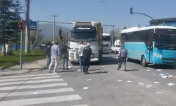 Kütahya’da kamyon ile hafif ticari araçla çarpıştı