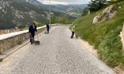 Kütahya’da yürüyüş yolu ve cami avlusu temizlendi