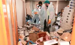 Bursa'da çöp eve müdahale edildi. 20 ton atık çıkarıldı