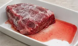 Çözülen etten gelen kırmızı sıvının nedeni ne?