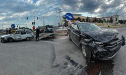 Kütahya'da iki otomobil sürücüsü de yeşilde geçtiğini iddia etti