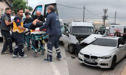Kütahya’da işçi servisi öğrenci servisiyle çarpıştı, 2 yaralı