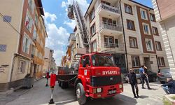 Kütahya’da itfaiyeden çatıda mahsur kalan kedi operasyonu