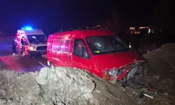 Kütahya’da minibüs toprak yığınına çarptı, yaralılar var