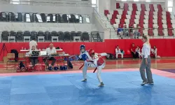 Kütahya’da minik tekvandocular il birinciliği için yarıştı