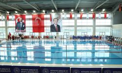 Kütahya'da miniklerin yüzme yarışmaları başladı