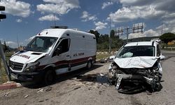 Kütahya'da ambulansla hafif ticari araç çarpıştı, yaralılar var