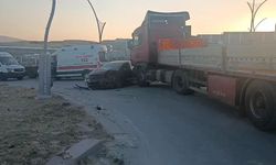 Kütahya’da tır ile otomobil çarpıştı, sürücüler yaralandı